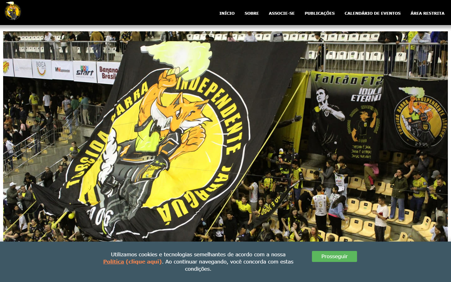 Página inicial do site antigo da Barra Independente, com menu em fonte Verdana e foto de bandeirão em tamanho cheio